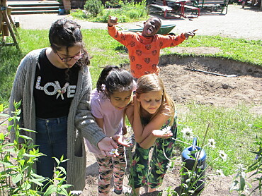 Schulgarten: SchülerInnen des W+E-Bereichs