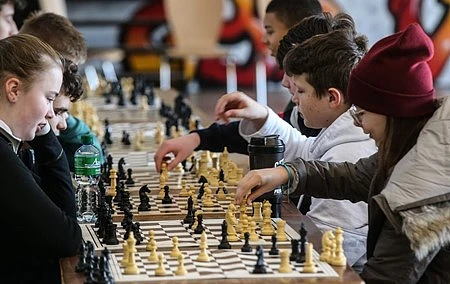 Zwei Schachspielerinnen des Turniers
