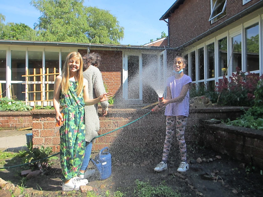 Spritzen mit dem Wasserschlauch!
