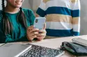 Schüler mit Handy